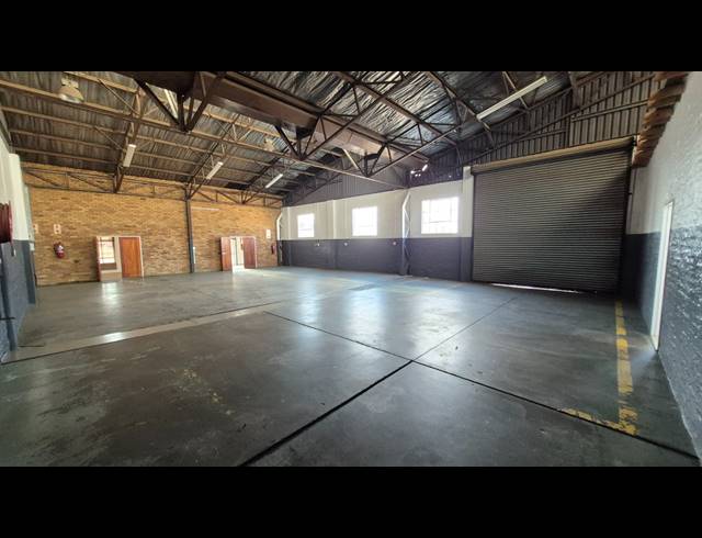 329M² WAREHOUSE TO LET IN APEX